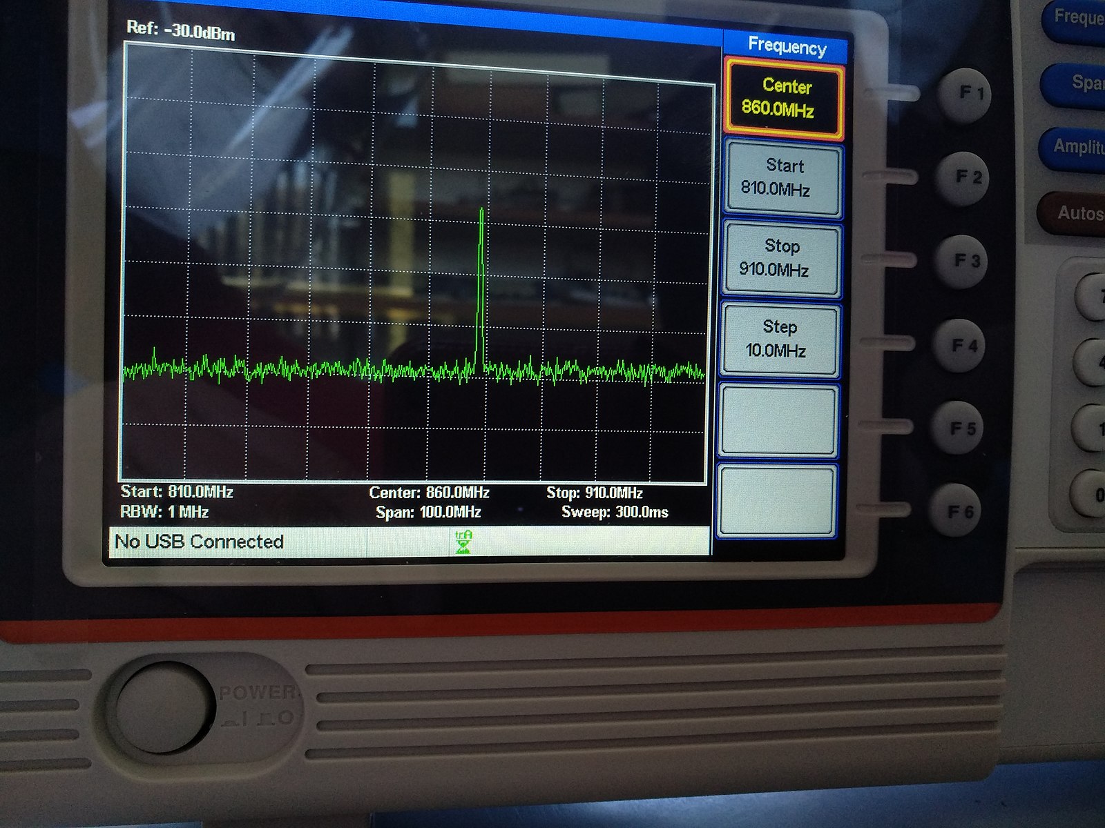 Spectrum analyzer display showing a signal at 868.8 MHz